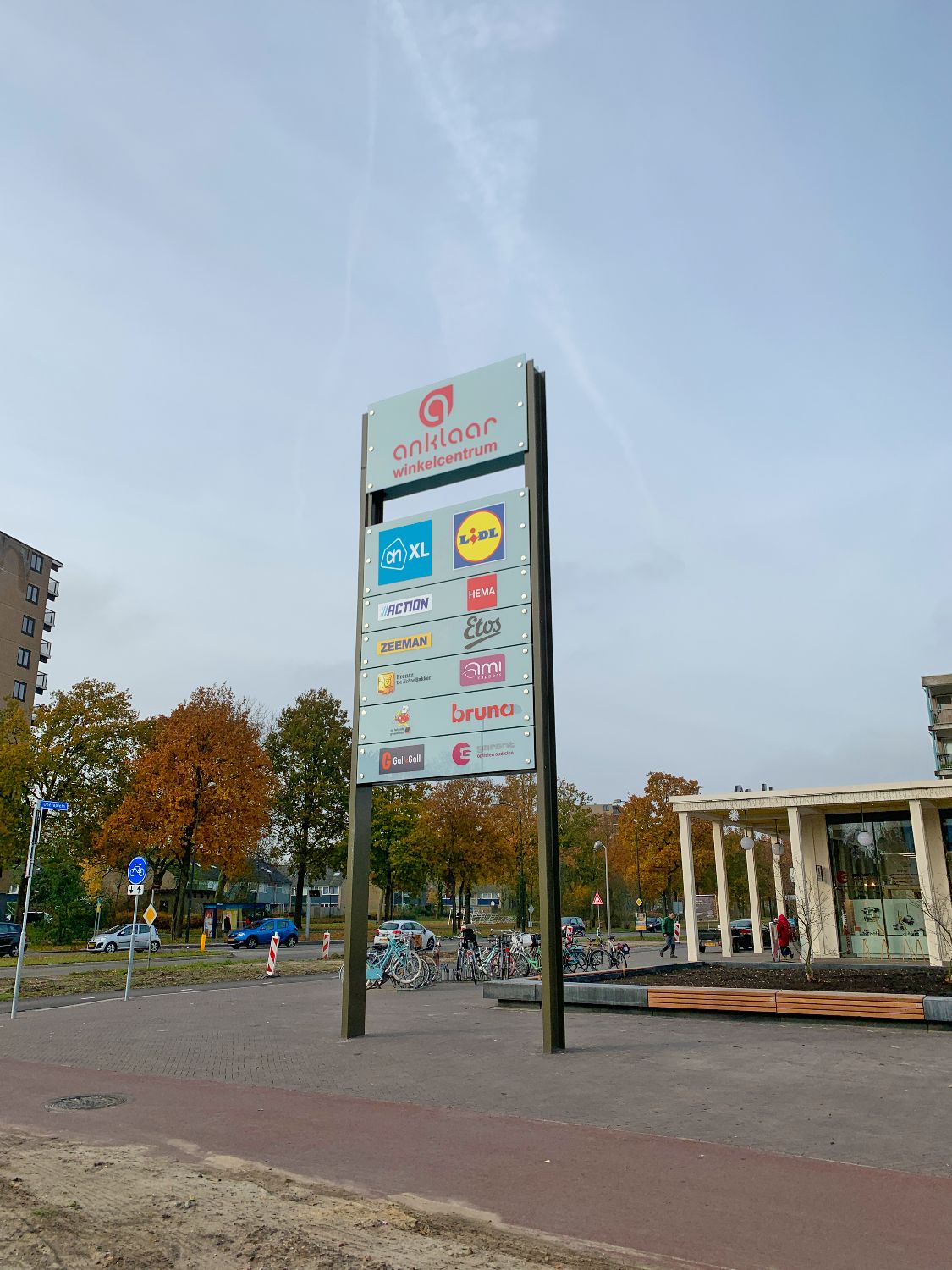 Stalen reclamezuil met gehard glas-panelen voor winkelcentrum Anklaar in Gemeente Apeldoorn.