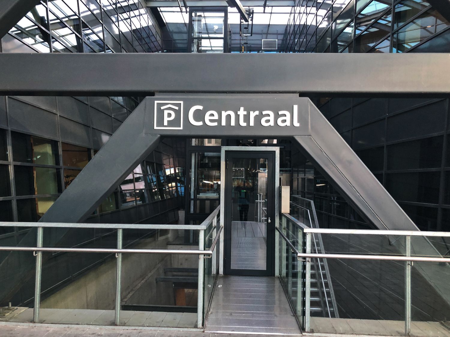 Acrylox freesletters voor voetgangersentree in parkeergarage Arnhem Centraal.