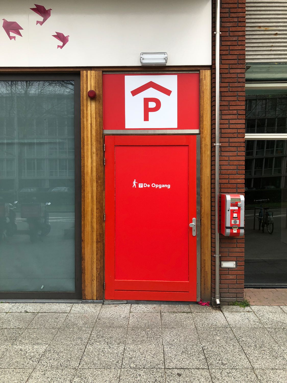 Signing en schilderwerk voetgangersentree parkeergarage De Opgang gemeente Amsterdam.