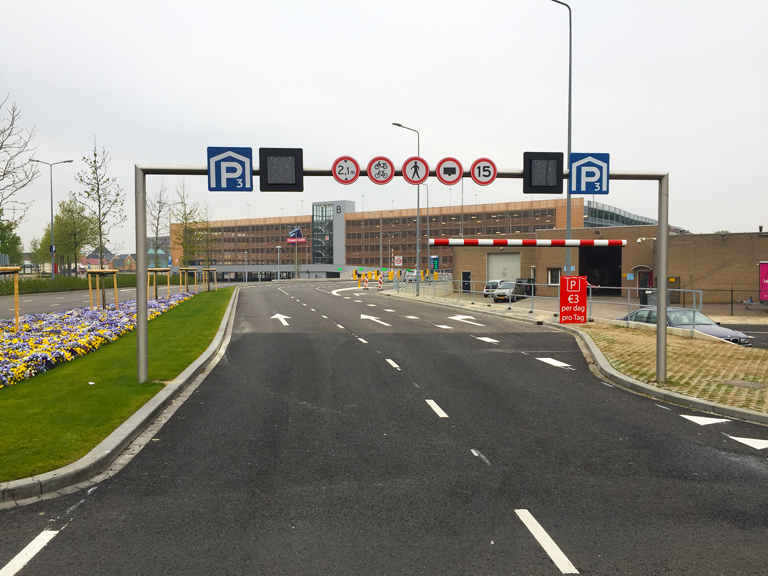 Entreeportaal met displays en hoogtebalk bij inrit parkeergarage P3 Designer Outlet Center DOC in Roermond.