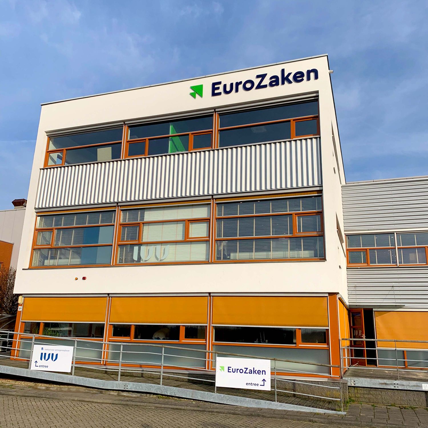Bedrijfspand Eurozaken  in Maassluis voorzien van gevelsigning met Acrylaat freesletters van het bedrijfslogo.