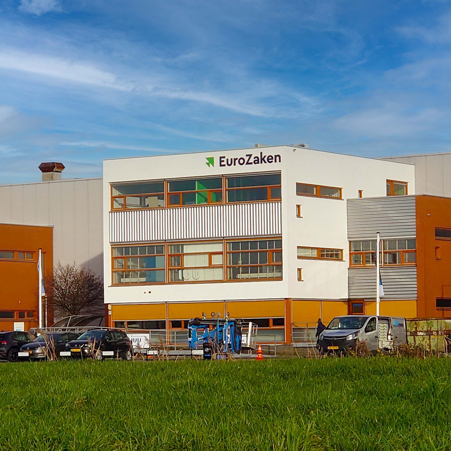 Bedrijfspand Eurozaken  in Maassluis voorzien van gevelsigning met Acrylaat freesletters van het bedrijfslogo.