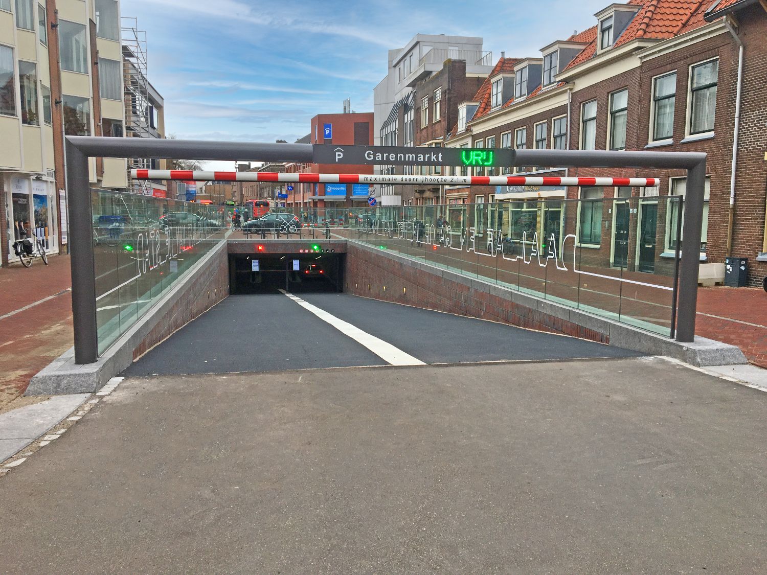 Entreeportaal parkeergarage Garenmarkt in  Gemeente Leiden.