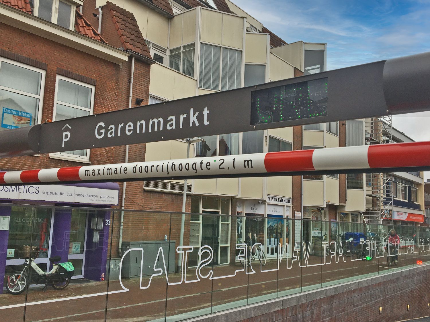 Entreeportaal parkeergarage Garenmarkt in  Gemeente Leiden.