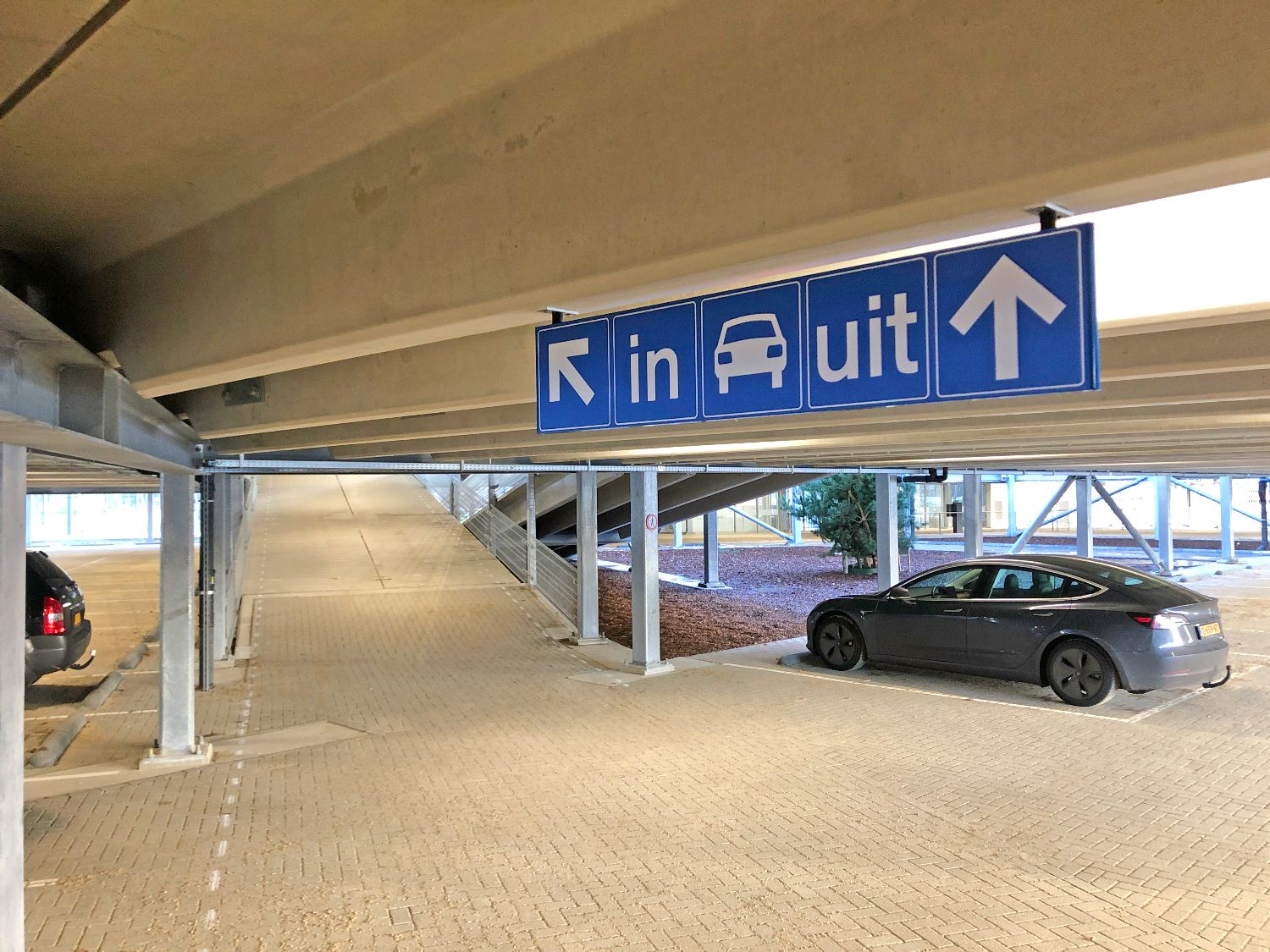 Autoroutebord in parkeergarage P+R Genneper Parken in Gemeente Eindhoven.