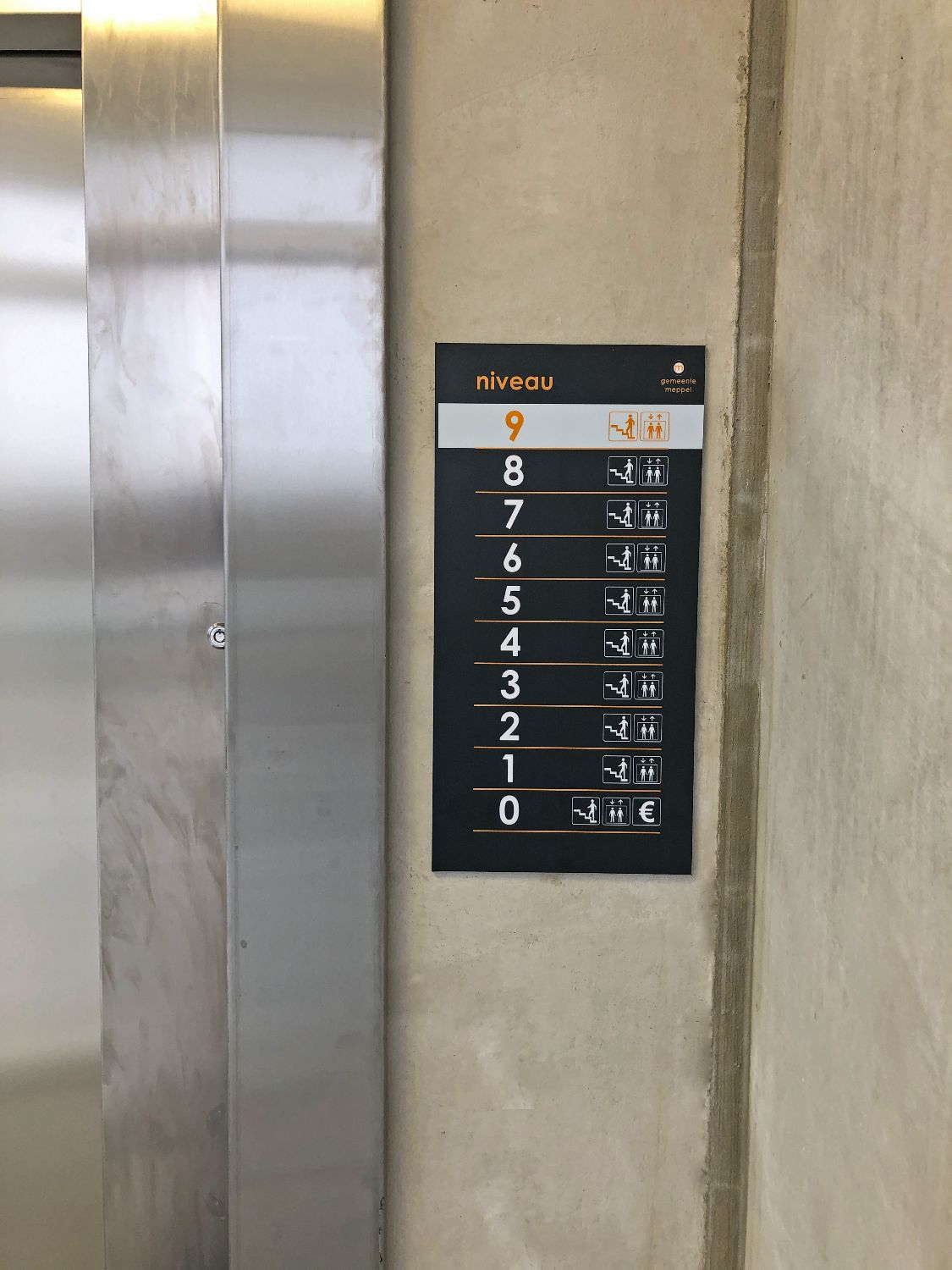 Lift-informatiebord in parkeergarage Kromme Elleboog in Gemeente Meppel.