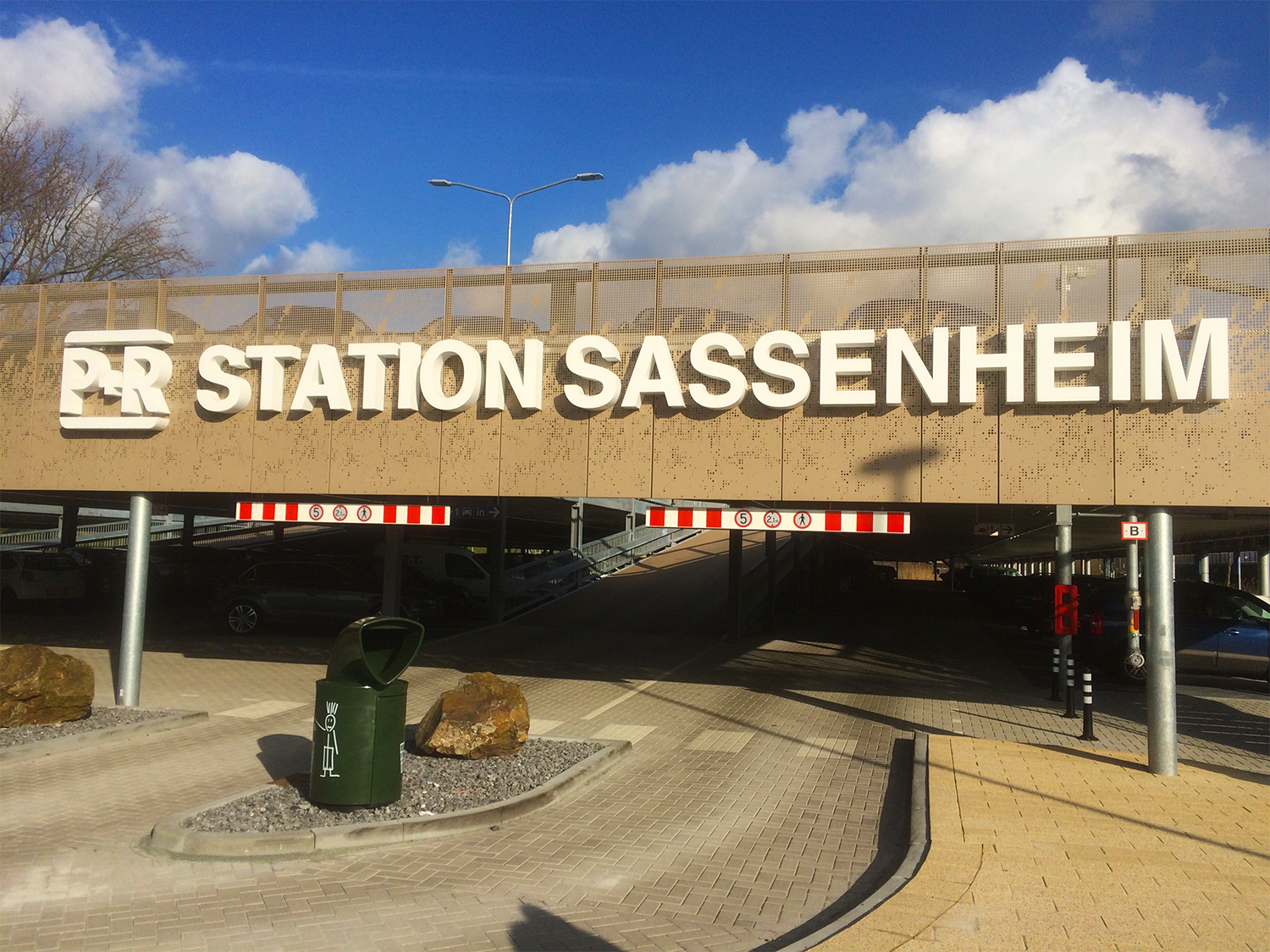 Verlichte doosletters als gevelsigning boven entree P+R Station Sassenheim.