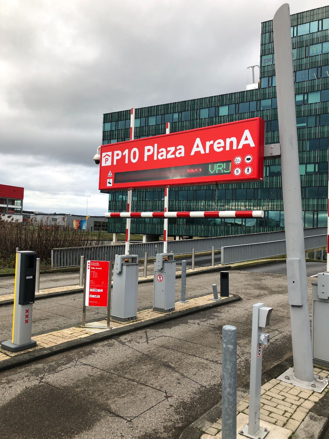 Verlicht entreeportaal met dynamisch display en infopyloon bij inrit parkeergarage P10 Plaza Arena in Gemeente Amsterdam.