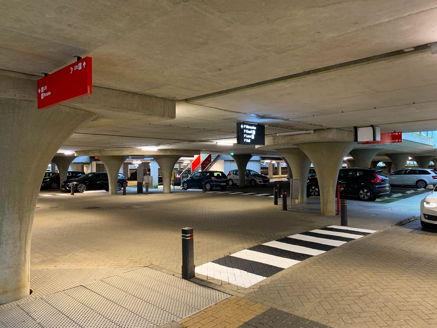 Routeborden en belijning in parkeergarage P10 Plaza Arena in Gemeente Amsterdam.