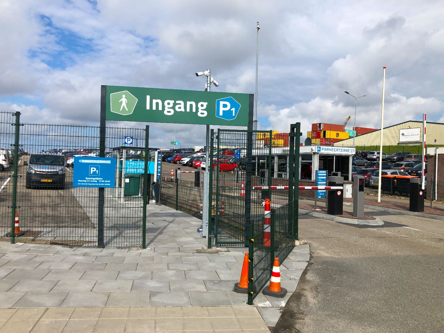 Voetgangersentree portaal bij ingang parkeerterrein P2 Gemeente Harlingen.