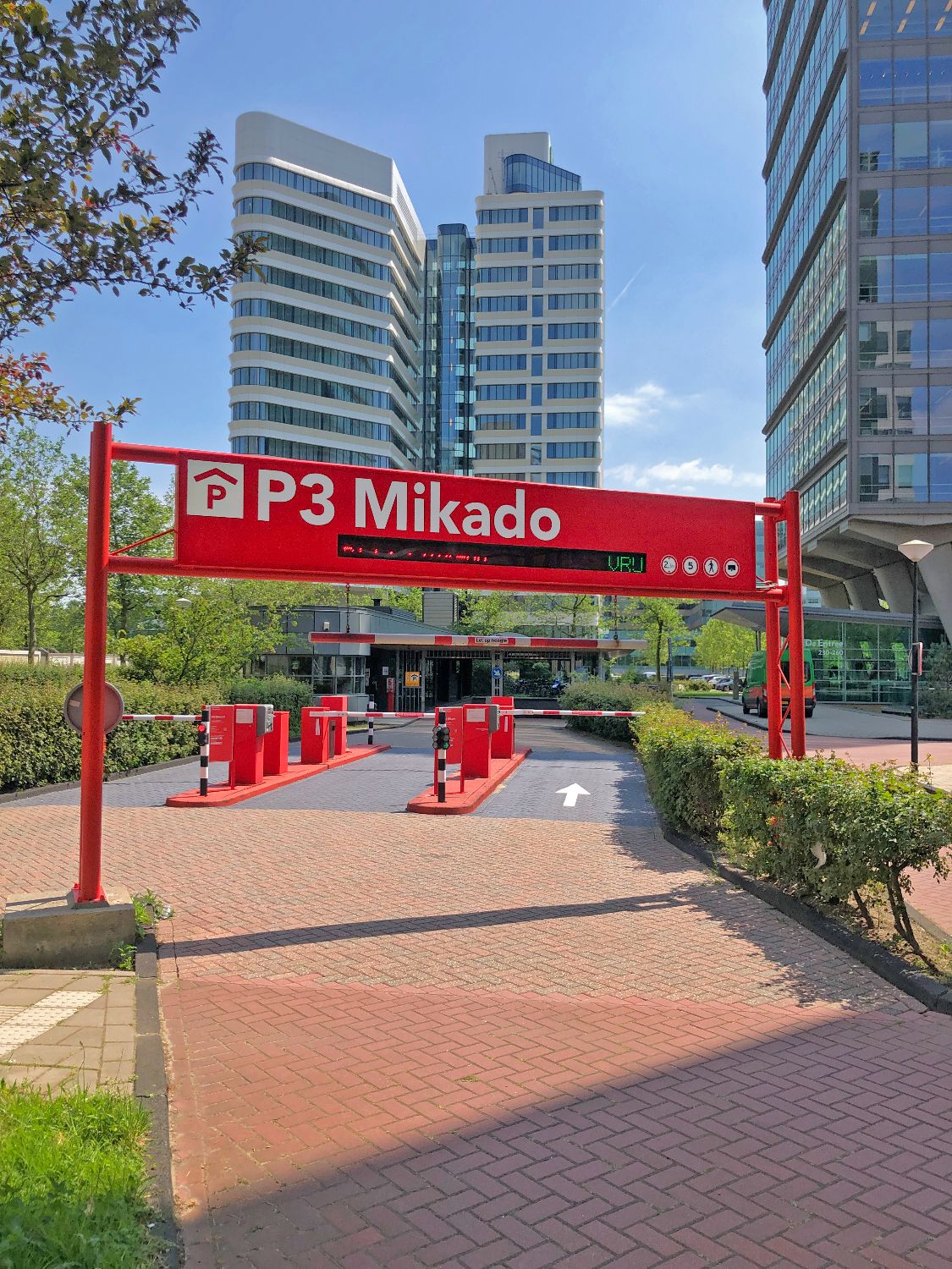 Inrit parkeergarage P3 Mikado Gemeente Amsterdam voorzien van inritportaal en inriteiland in huisstijl.