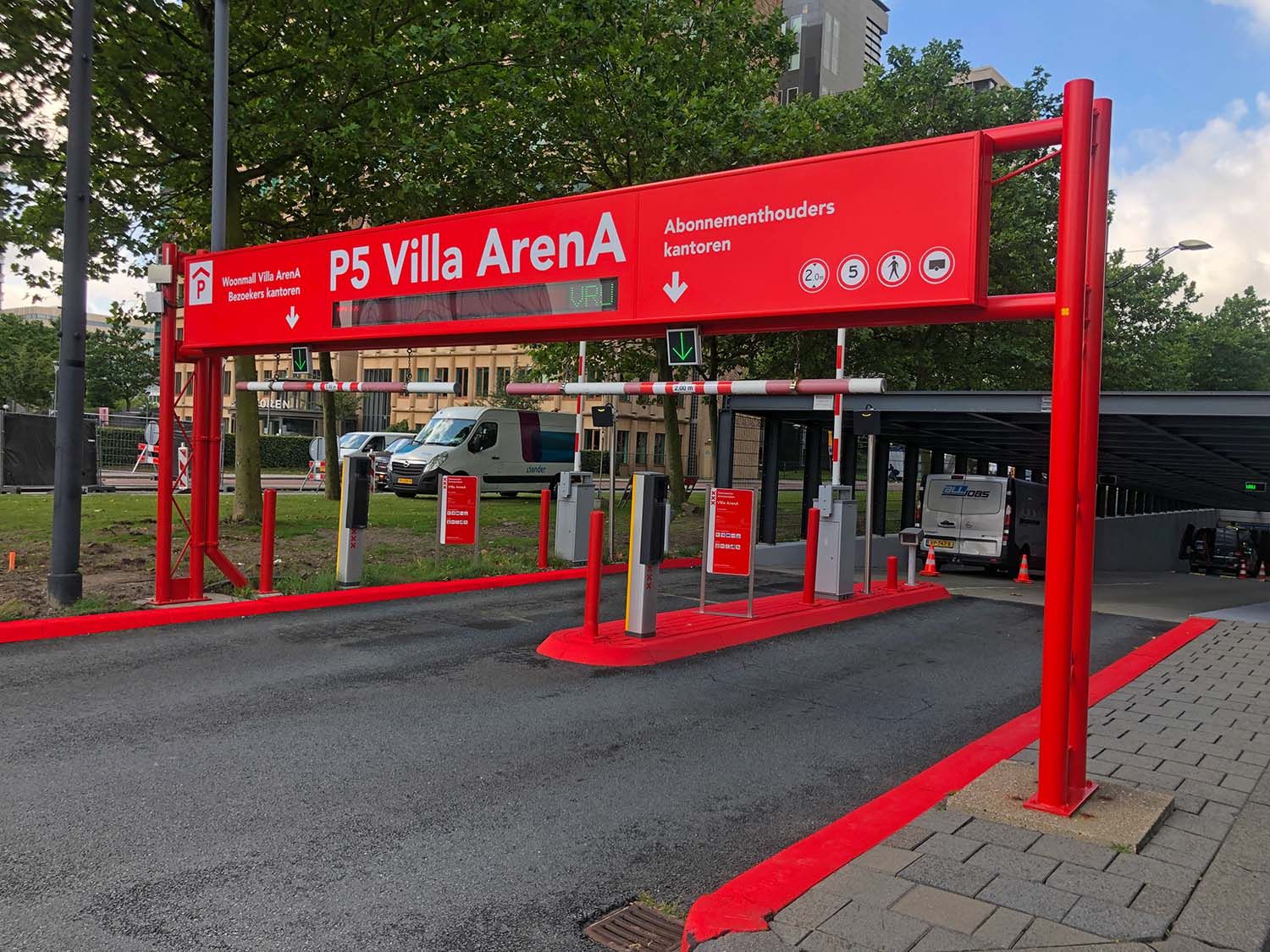 Inrit parkeergarage P5 Villa Arena Gemeente Amsterdam voorzien van inritportaal en inriteiland in huisstijl.