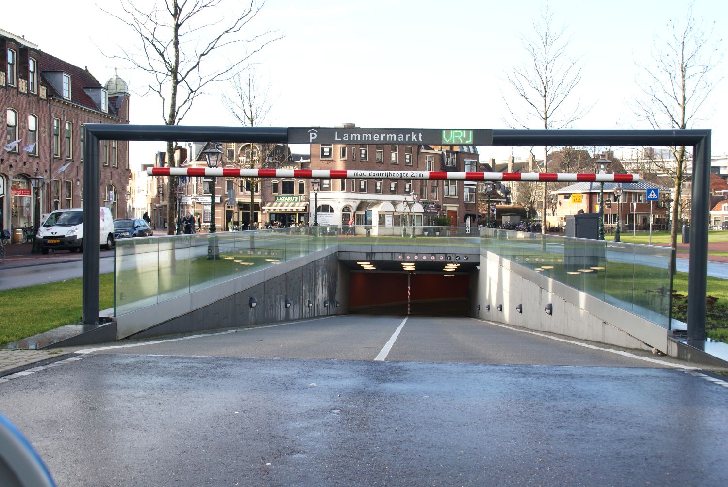 Entreeportaal met dynamisch display bij inrit parkeergarage Lammermarkt in Leiden.