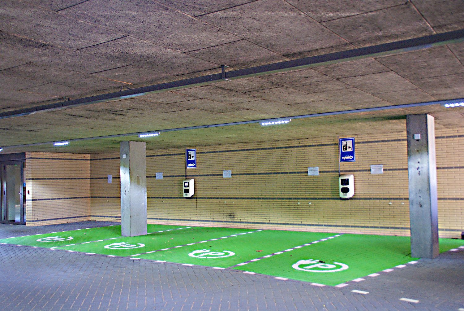 Vloercoating en bebording bij e-laadplaatsen in  parkeergarage Secoya gebouw in Utrecht.