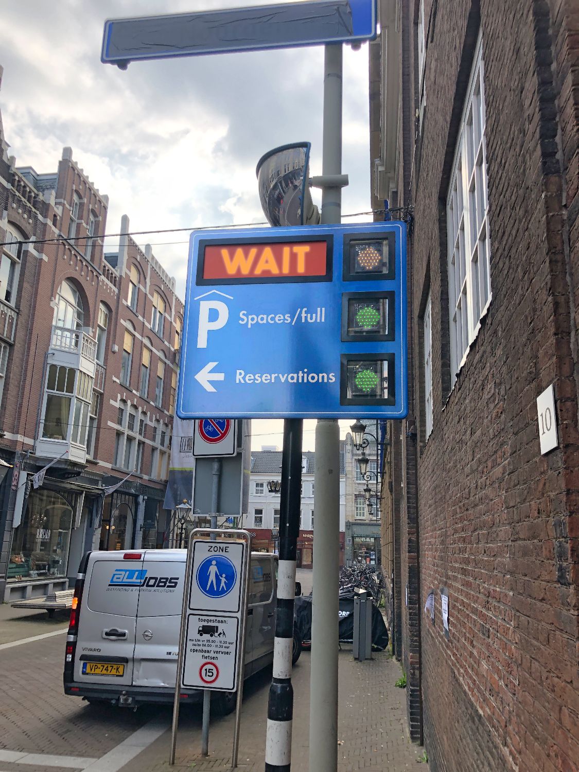 Inritreguleringssysteem met dynamisch display bij inrit parkeergarage Q-Park Noordeinde Den Haag.