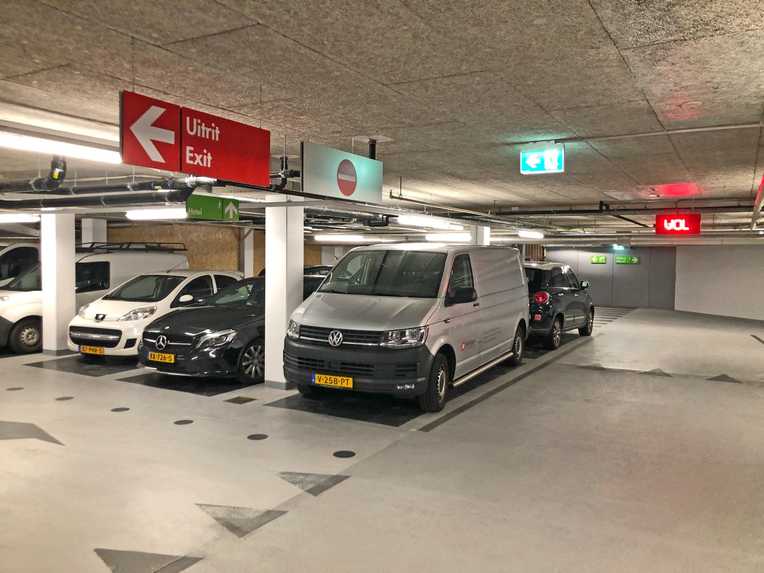 Autorouteborden in parkeergarage Q-Park Noordeinde Den Haag.