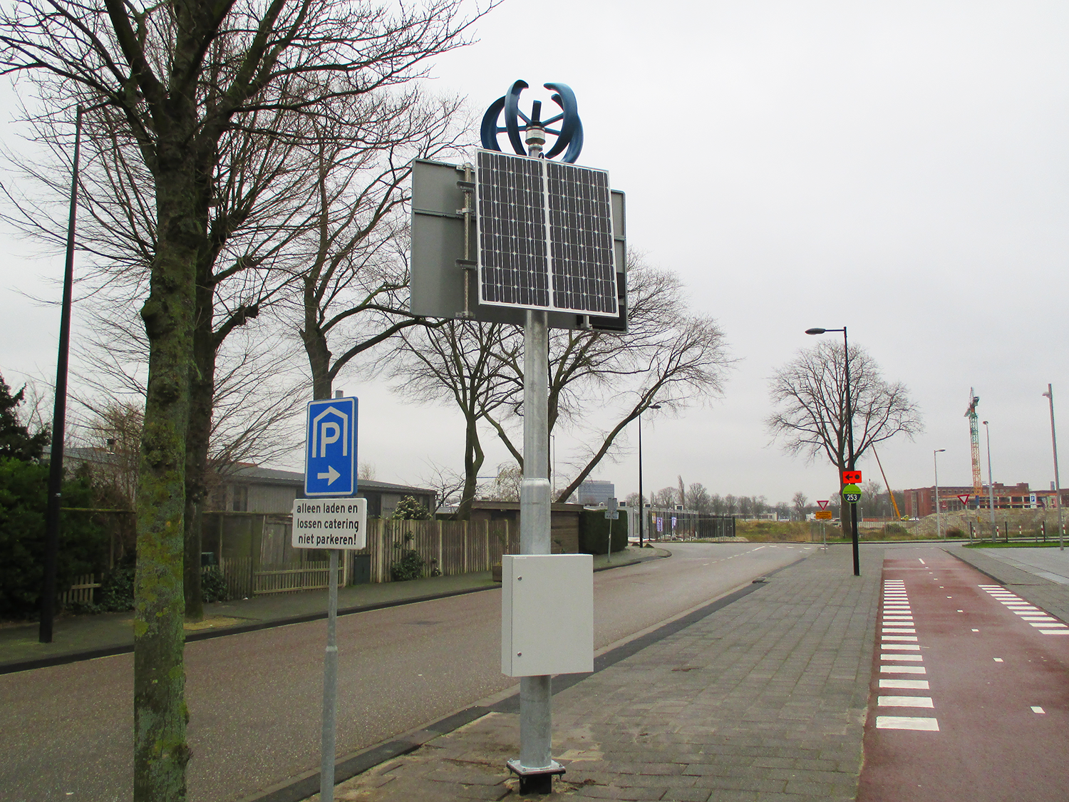 Hybride solar/wind mast met informatie parkeer verwijsbord voor het parkeerterrein Shell in Gemeente Amsterdam.